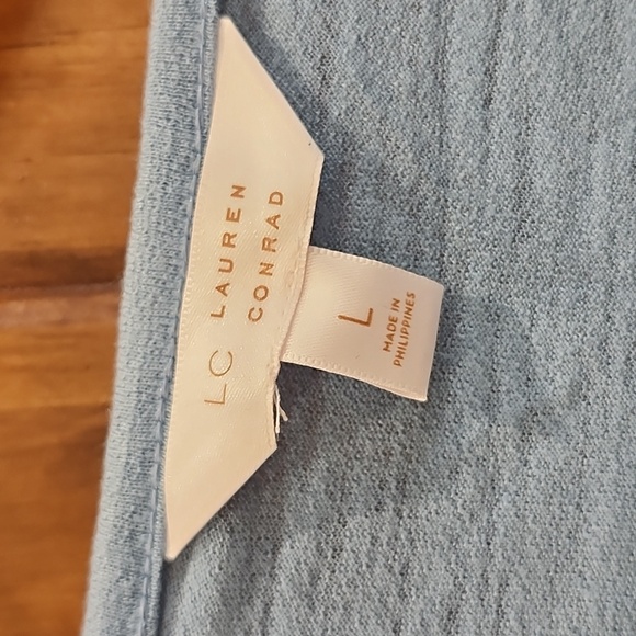 Cute summer Top. Light blue. Never worn. - Picture 2 of 3